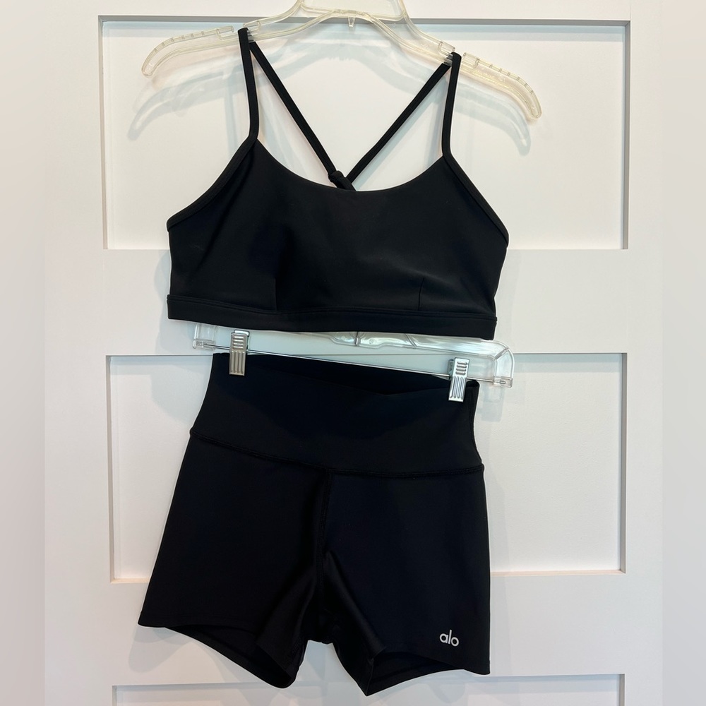 ALO yoga Set! Color: Black. Top Size L, Bottoms Size M.